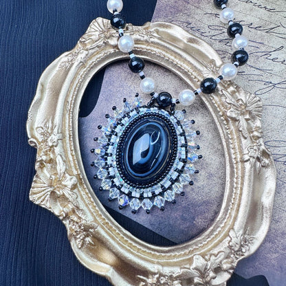 Elegant eye pendant